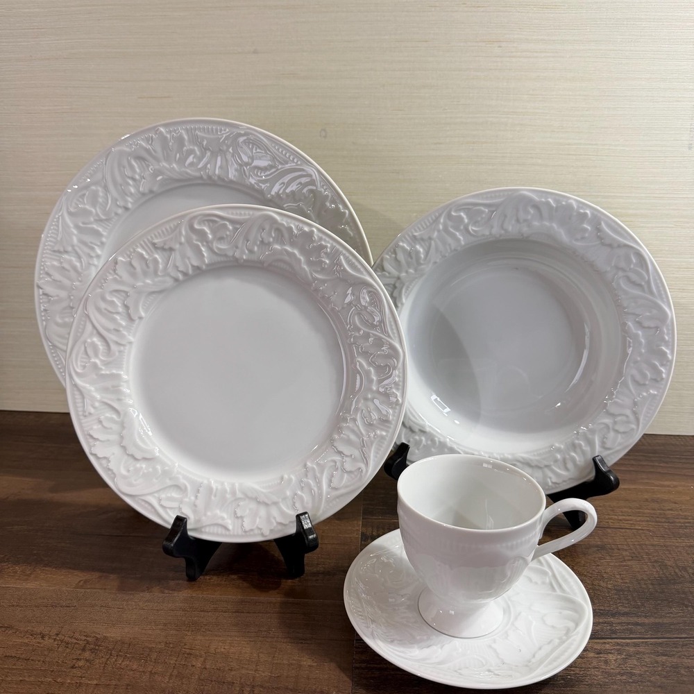 NIB VTG Pfaltzgraff Pageantry 5 Piece Dinnerware Art of the Ages White Embossed